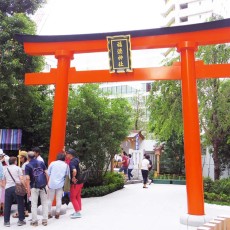 コレド室町の裏の　福徳神社