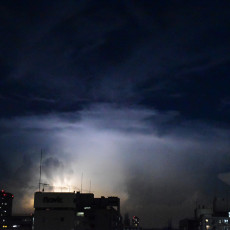 遠雷は夏の季語