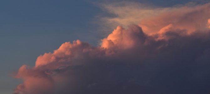 夏の夕方、雲を眺める